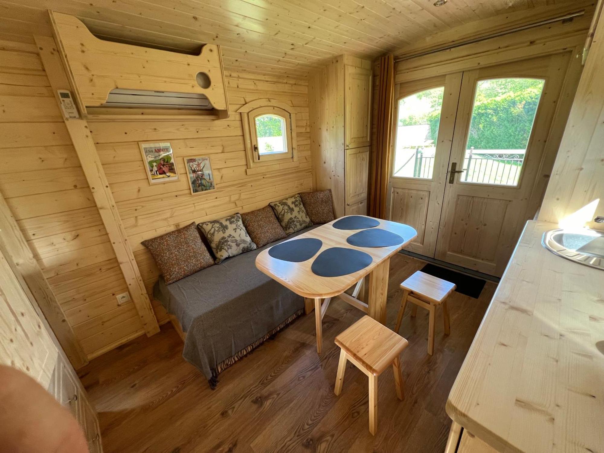La Roulotte Deluxe De Malpas Bed and Breakfast Quingey Εξωτερικό φωτογραφία