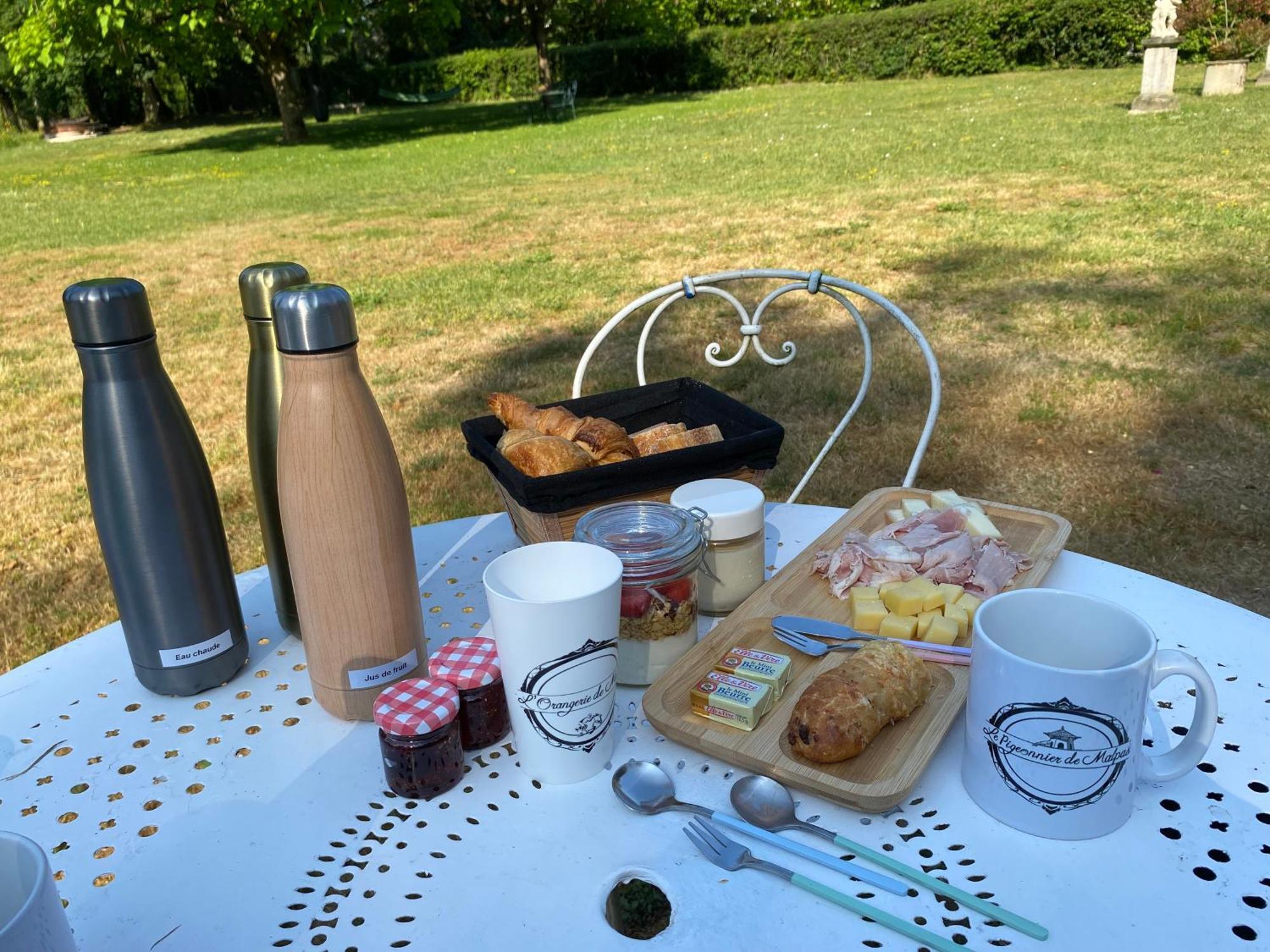 La Roulotte Deluxe De Malpas Bed and Breakfast Quingey Εξωτερικό φωτογραφία